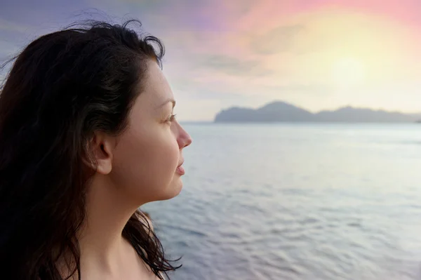 De aantrekkelijke vrouw op Zeekust en prachtige zonsondergang — Stockfoto