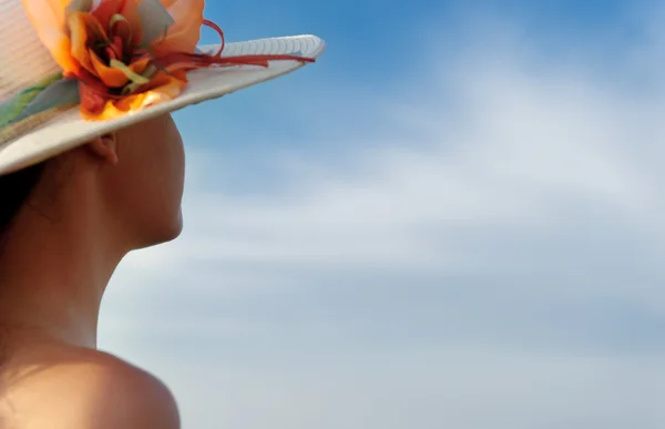 Девушка в шляпе против голубого неба — стоковое фото
