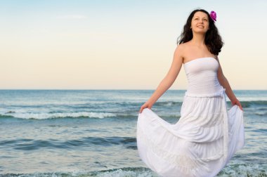 sahil üzerinde beyaz bir sundress kadın.