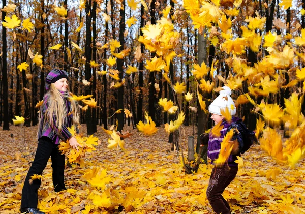 Crianças na floresta de outono — Fotografia de Stock