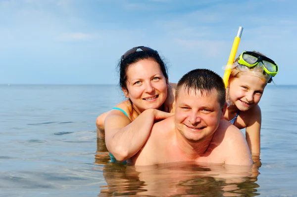 Famiglia felice nel mare — Foto Stock