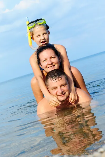 海で幸せな家族 — ストック写真
