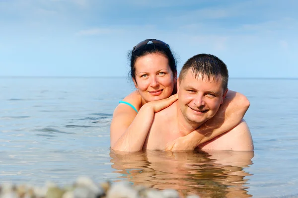 快乐对年轻夫妇在海 — 图库照片