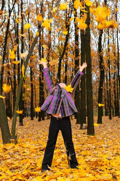 Het meisje met het opgeheven handen autumn forest — Stockfoto