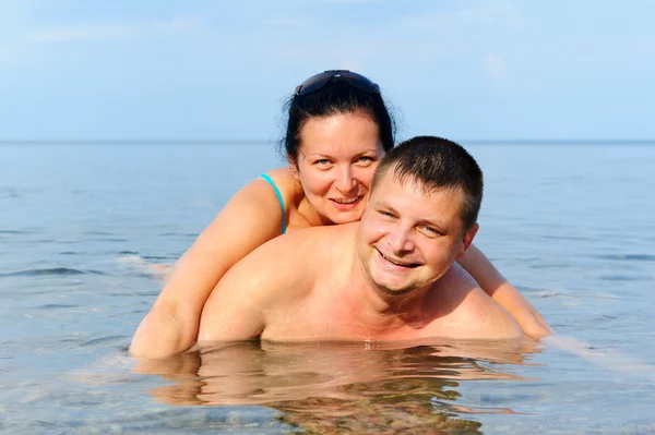 Felice giovane coppia in mare — Foto Stock