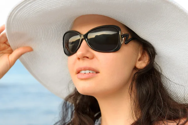 Portret van de jonge vrouw in een hoed — Stockfoto