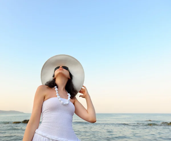 Porträt der jungen Frau mit Hut. Meeresküste — Stockfoto