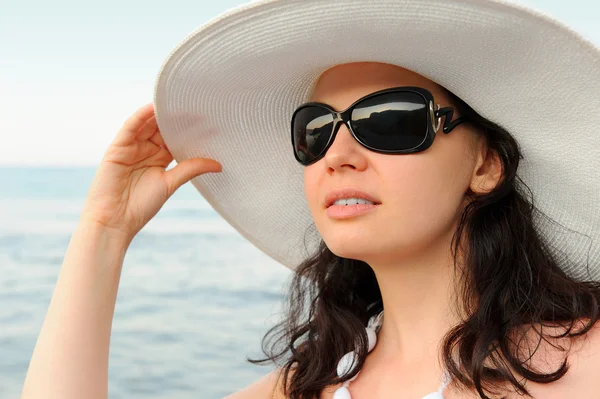 在一顶帽子的年轻女子的画像。海岸 — 图库照片