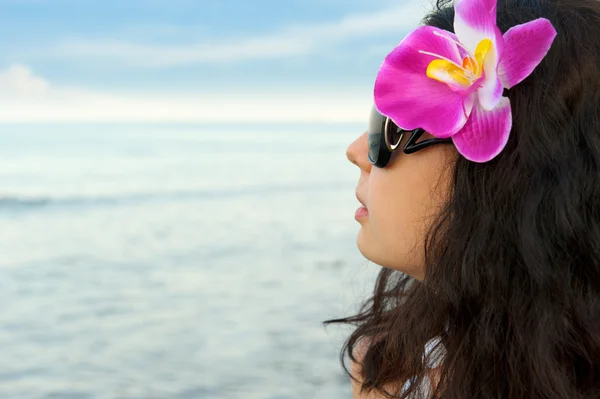 해안, 아름 다운 여자의 초상화 — 스톡 사진