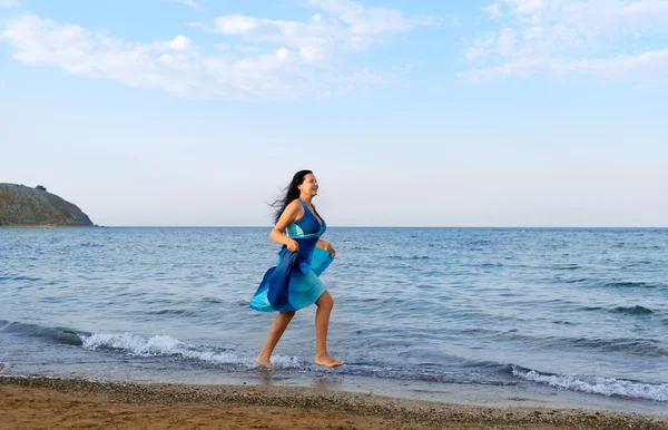 La mujer corre en la costa del mar — Foto de Stock