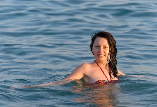 A mulher flutua no mar — Fotografia de Stock