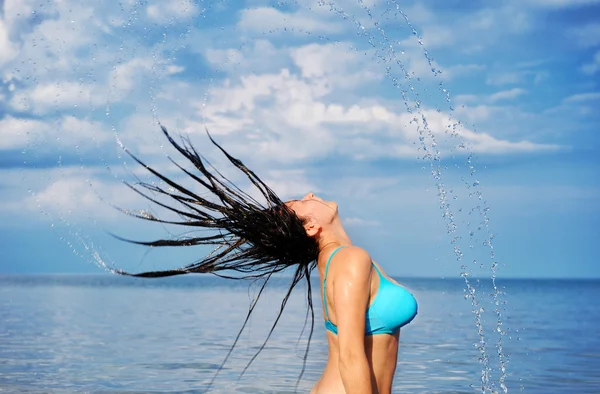 Su sıçramalarına gelen saç kadınla — Stok fotoğraf