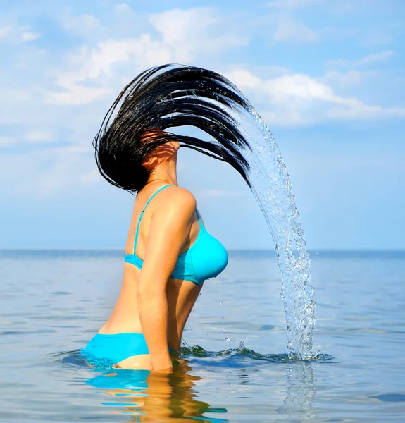 Su sıçramalarına gelen saç kadınla — Stok fotoğraf