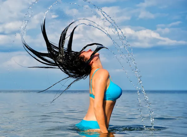 A mulher com salpicos do cabelo — Fotografia de Stock
