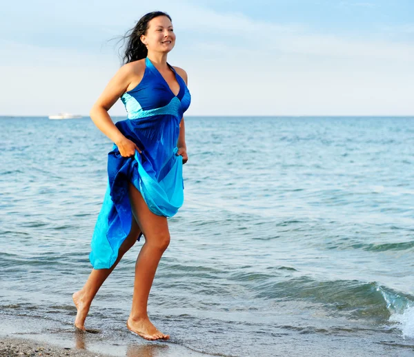 La femme court sur la côte de mer — Photo