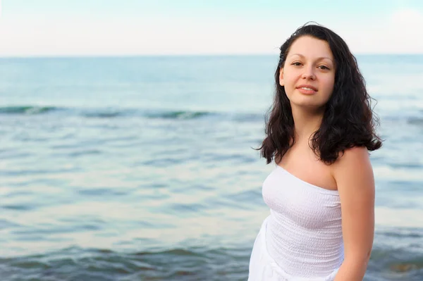 Die Frau im weißen Kleid am Ufer des Meeres — Stockfoto
