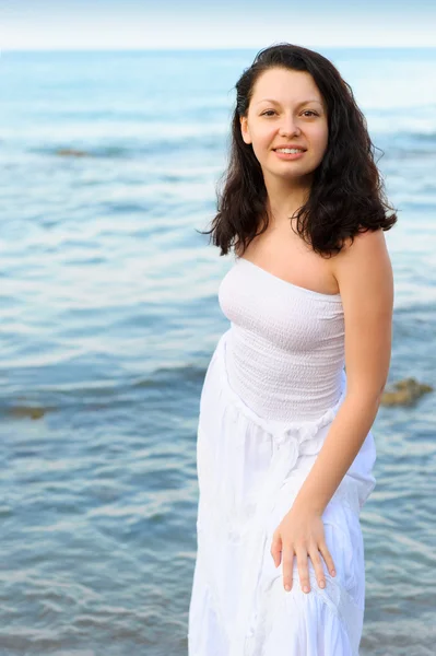 Η γυναίκα σε μια λευκή sundress στην παραλία — Φωτογραφία Αρχείου