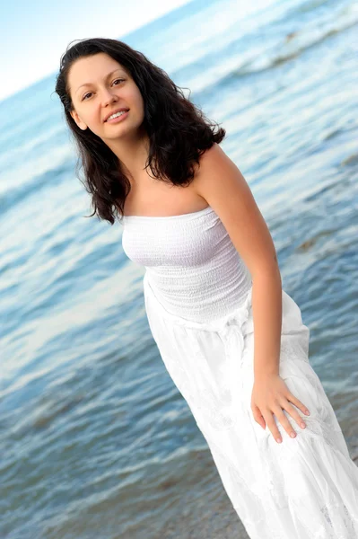 흰색 sundress 해안에 있는 여자. — 스톡 사진