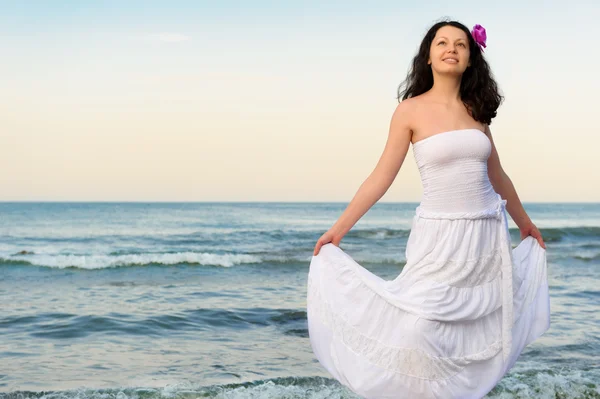 The woman in a white sundress on seacoast. — Stock Photo, Image