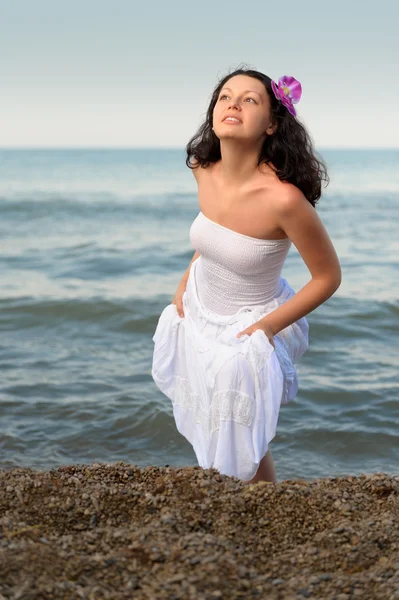 De vrouw in een witte sundress op Zeekust. — Stockfoto