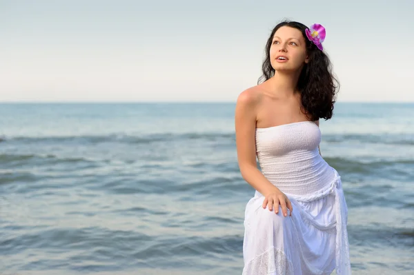 De vrouw in een witte sundress op Zeekust. — Stockfoto