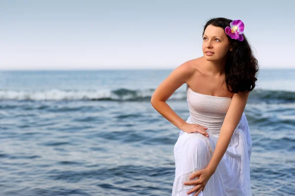La femme en robe blanche sur le littoral . — Photo