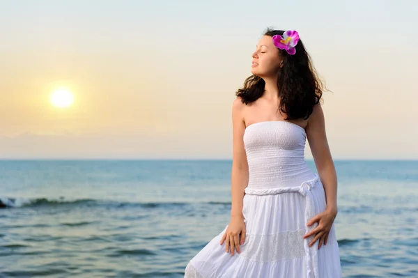 De vrouw in een witte sundress op Zeekust — Stockfoto