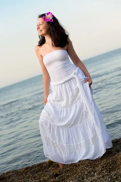 Kvinnan i en vit sundress på seacoast. — Stockfoto