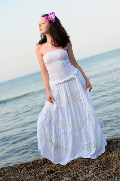 Žena v bílé letní šaty na pobřežní. — Stock fotografie