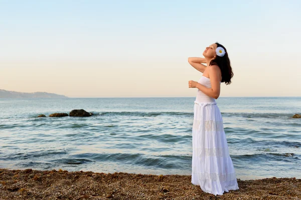 Kobieta w białą sukienkę na wybrzeże. — Zdjęcie stockowe