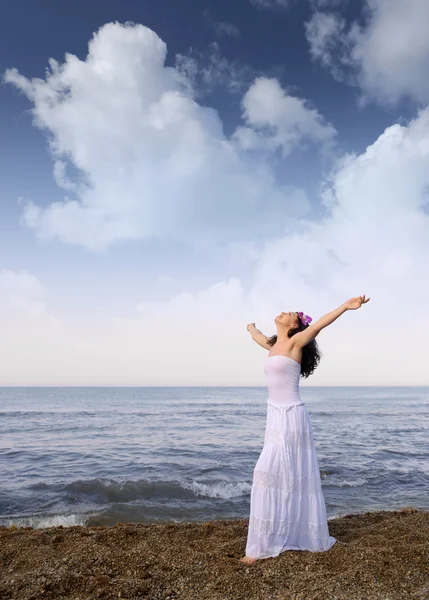 De vrouw in een witte sundress op Zeekust met open handen — Stockfoto