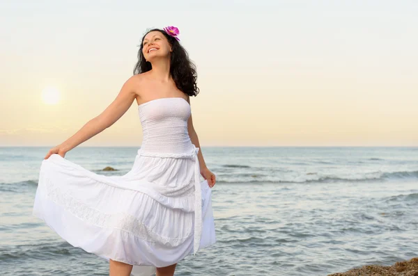 Žena v bílé letní šaty na pobřežní — Stock fotografie
