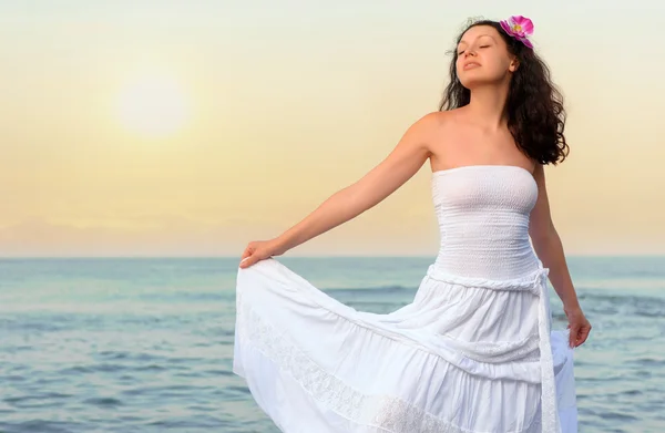 A mulher em um sundress branco em seacoast — Fotografia de Stock