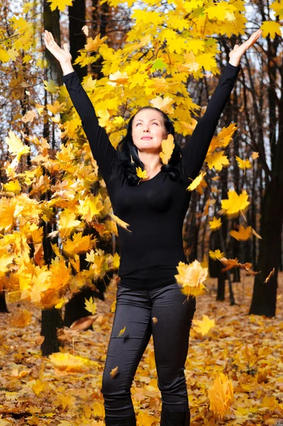 As mulheres com as mãos levantadas floresta de outono — Fotografia de Stock