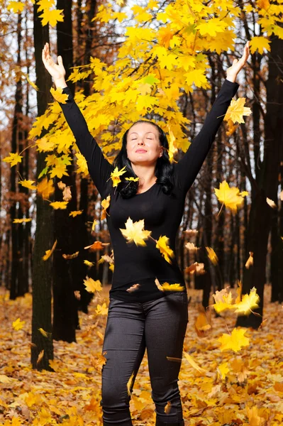 Le donne con le mani sollevate foresta di autunno — Foto Stock