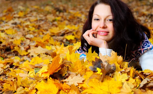 De aantrekkelijke vrouw in herfst bos — Stockfoto