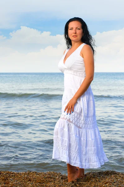 在白色夏装在海岸上的女人. — 图库照片