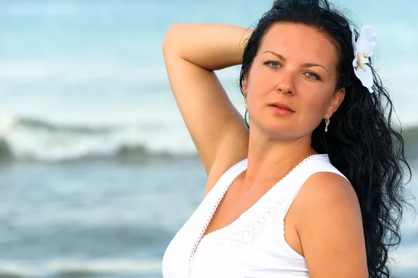 Sahil üzerinde beyaz bir sundress kadın. — Stok fotoğraf