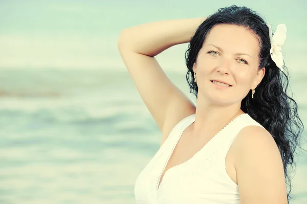 La donna in un sundress bianco su costa . — Foto Stock