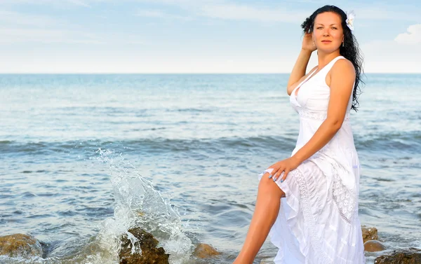 Женщина в белом сарафане на берегу моря . — стоковое фото