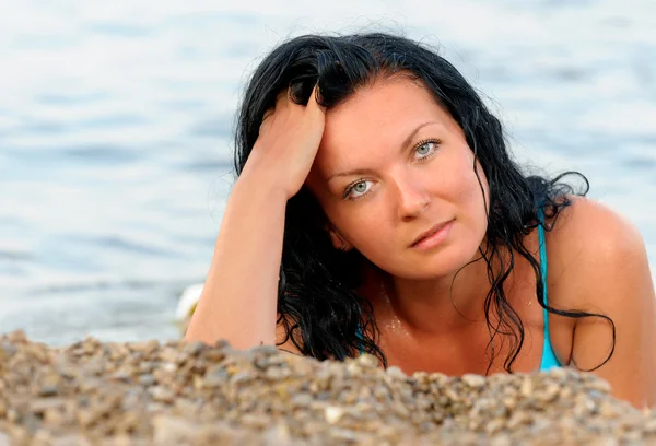 Sahil üzerinde çekici bir kadın — Stok fotoğraf