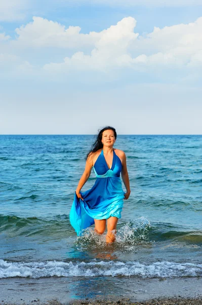 Die attraktive Frau verlässt das Meer — Stockfoto