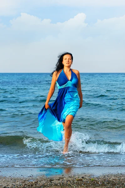 Die attraktive Frau verlässt das Meer — Stockfoto