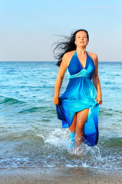 The attractive woman exit the sea — Stock Photo, Image