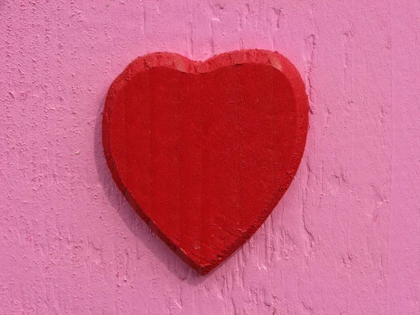 Kırmızı ahşap kalp * Rotes Herz — Stok fotoğraf