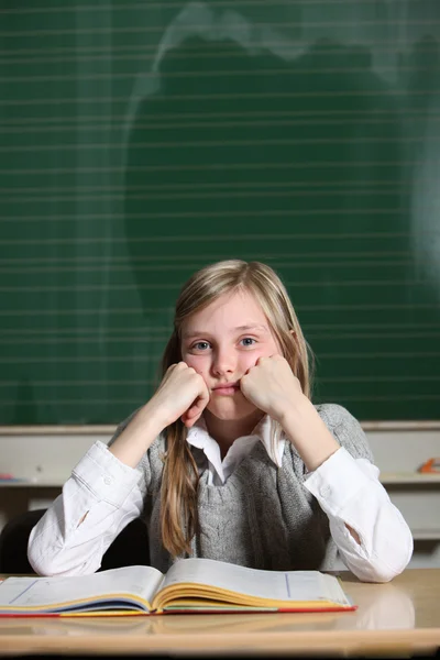 Child in the school thinks — Stock Photo, Image