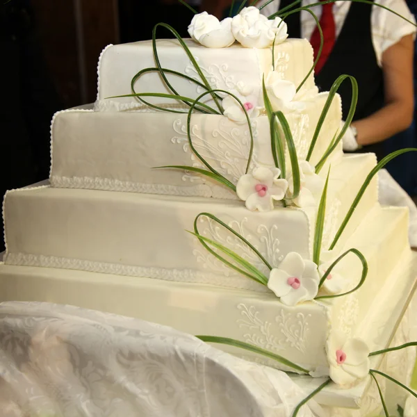 -Hochzeitstorte oder Geburtstagstorte mit Marzipanrosen dekoriert — Stockfoto