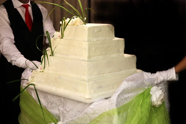 Torta nuziale o torta di compleanno viene servita — Foto Stock