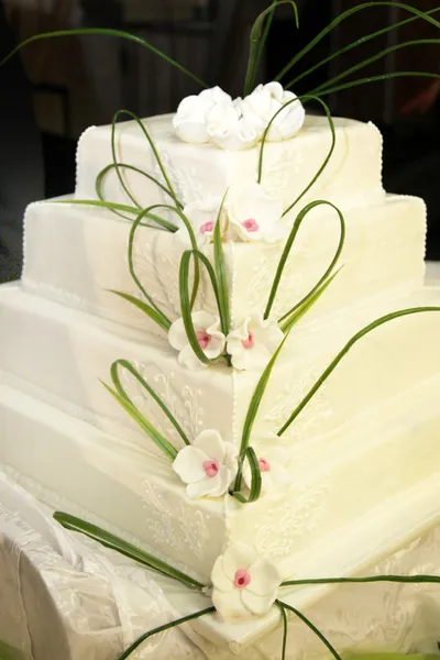 Dört katlı düğün ya da doğum günü pastası — Stok fotoğraf