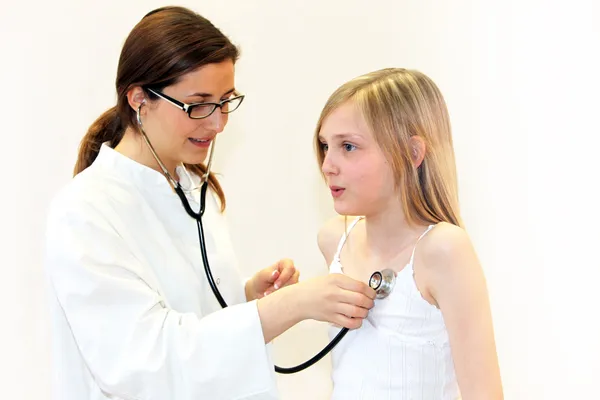 Enfermeira ou médico examina uma criança com estetoscópio — Fotografia de Stock